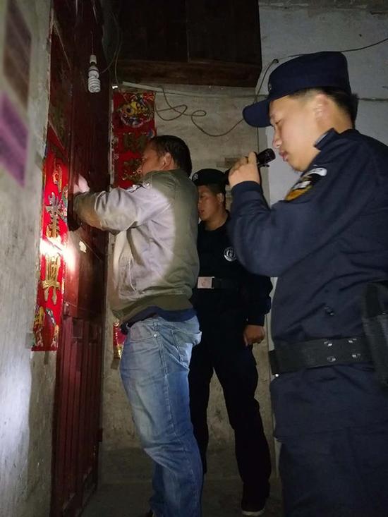 鄂尔多斯粗心妈妈误将幼女锁家中 民警全城寻开锁师傅开门