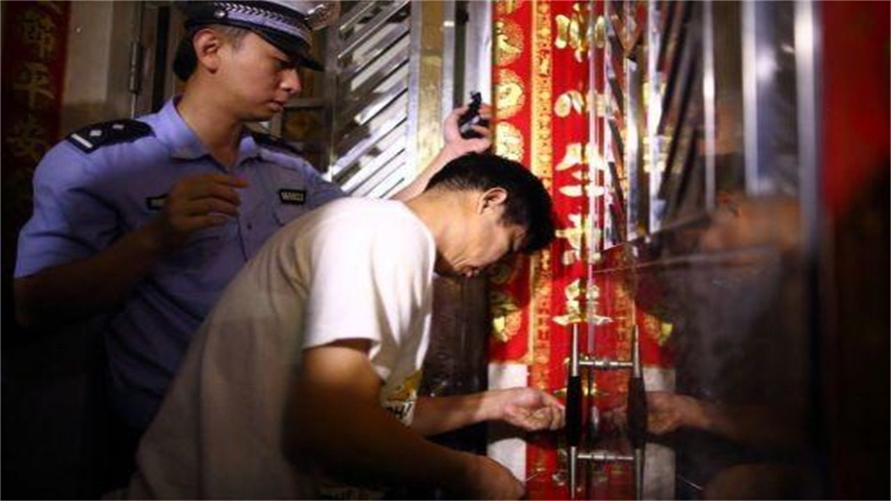 鄂尔多斯请开锁师傅开了锁后，师傅为什么一般都不进门，就算主人请也不进去？